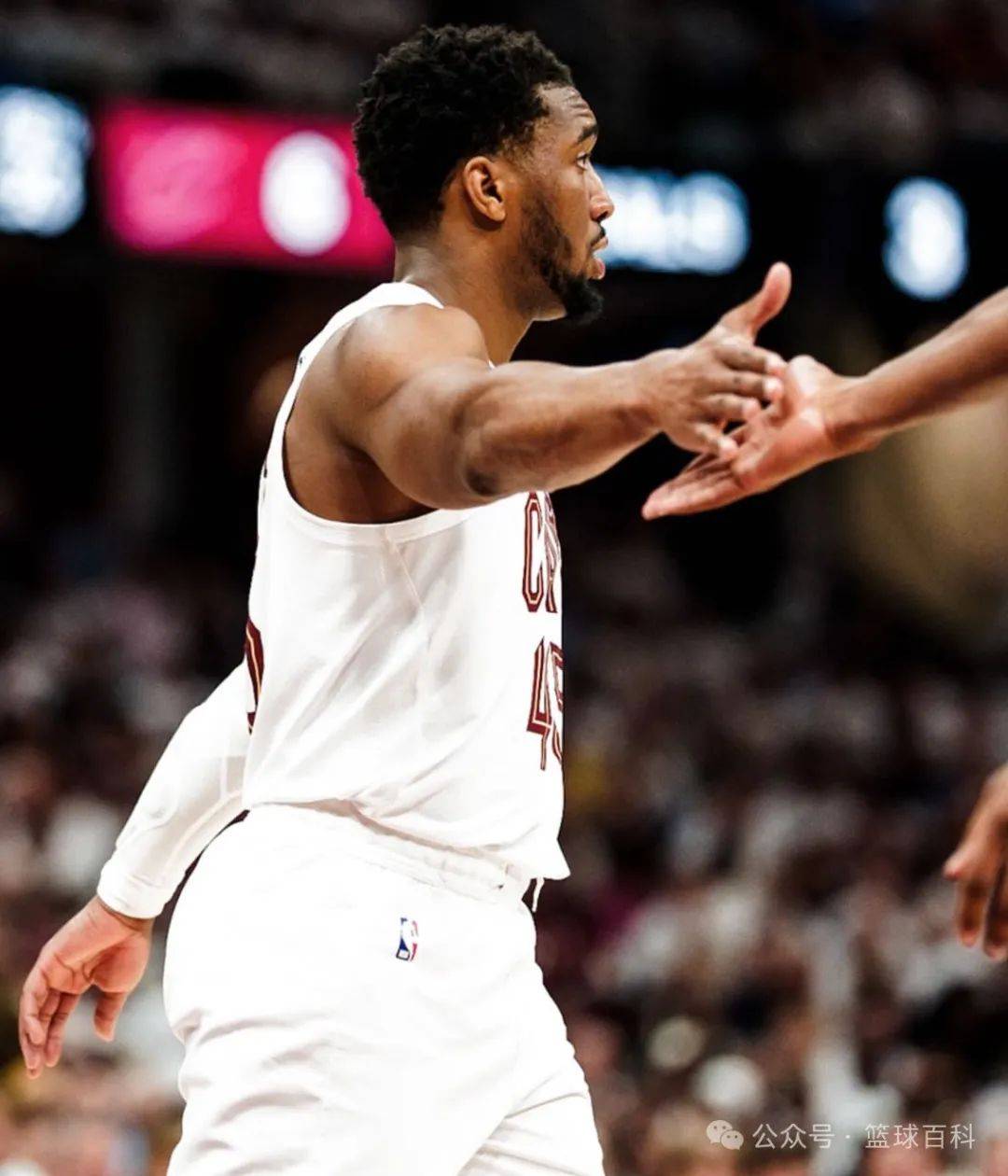 爱游戏官方网站-米切尔陷入低谷,热火连败,关键时刻神级表现球队命运悬念!